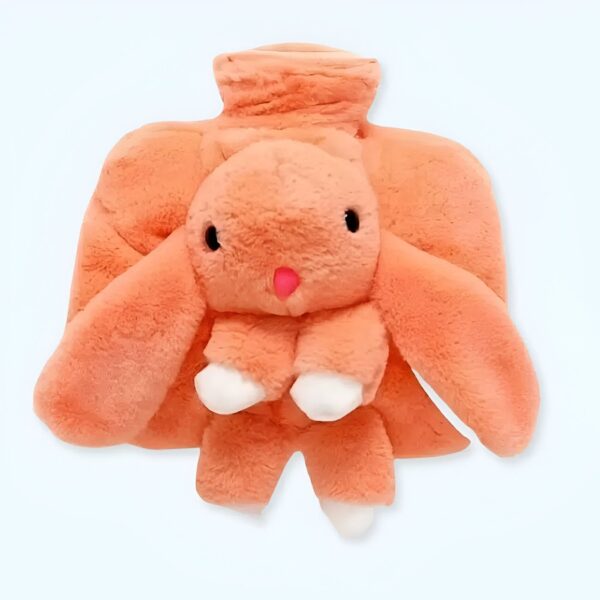 Une bouillotte en forme de lapin en peluche de couleur orange.