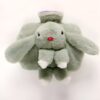 Bouillotte en forme de lapin en peluche de couleur vert clair avec un nez rouge.