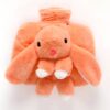 Bouillotte en forme de lapin rose en peluche.