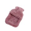 Une bouillotte en fourrure rose.