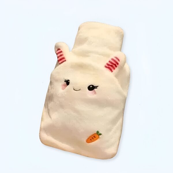 Bouillotte en forme de lapin blanc en peluche avec des oreilles rouges et blanches et un visage souriant, tenant une carotte orange.