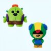 peluche-brawl-stars-spike-et-leo-pack-de-2-1a-2 Deux peluches de personnages du jeu vidéo Brawl Stars : Spike, le cactus vert, et Brock, le personnage vert et jaune avec une langue rouge.