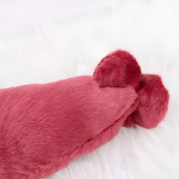 Une peluche rouge en forme de saucisse avec deux petites oreilles rondes.