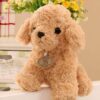 Une peluche de chien marron clair assis sur un comptoir blanc. Le chien a une fourrure moelleuse et une étiquette "Soft Toy" autour du cou.
