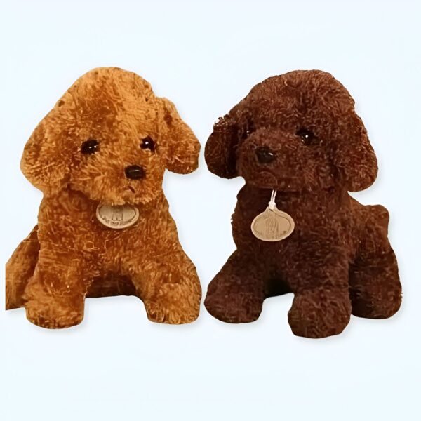 Deux adorables chiens en peluche marron et beige, assis et regardant la caméra. Ils portent tous les deux des étiquettes autour du cou.