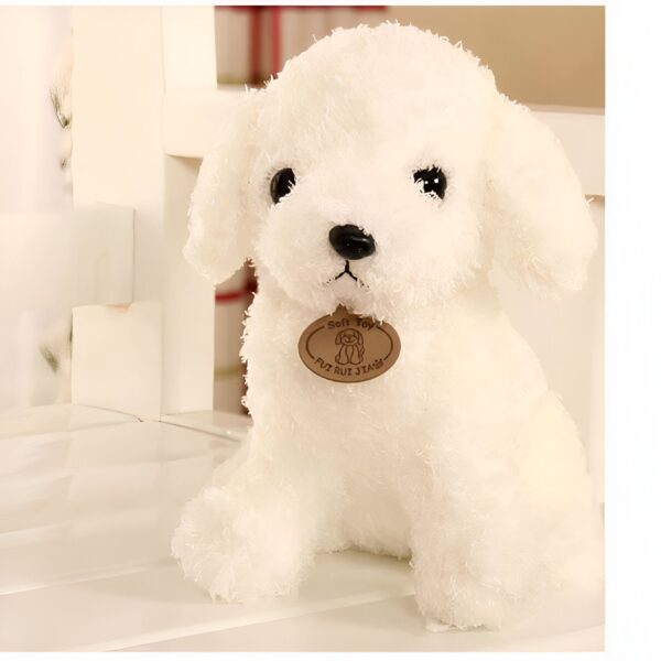 Un adorable chiot en peluche blanc assis sur une chaise. Le chiot a de grands yeux noirs, un nez noir et une fourrure moelleuse. Il porte un badge en cuir qui dit "Soft Toy".
