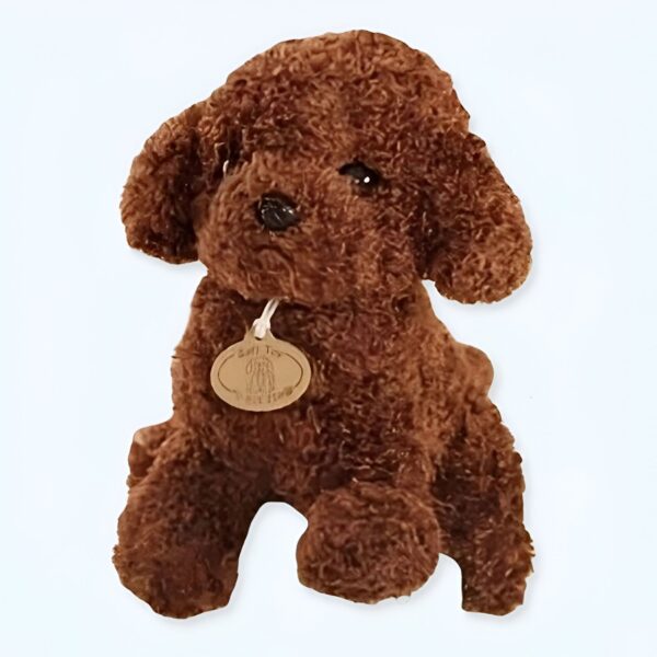 Une peluche marron en forme de caniche, assis avec une étiquette autour du cou.