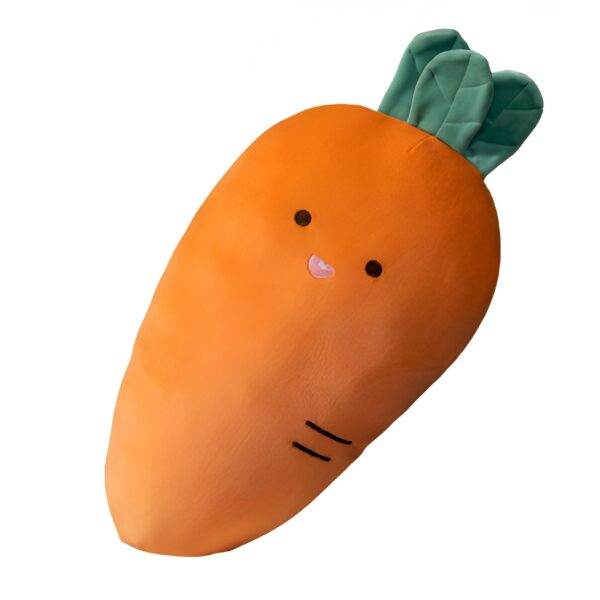 Un coussin en forme de carotte orange avec un visage souriant et des feuilles vertes.