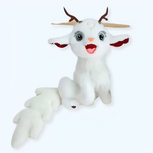 Une peluche blanche et moelleuse avec des cornes de cerf, des oreilles rouges et une longue queue. Elle a de grands yeux bleus et un sourire joyeux.