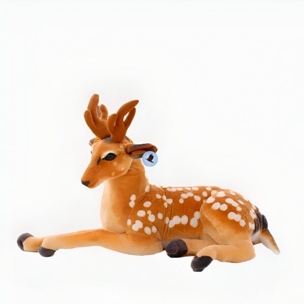 Une peluche de cerf brun avec des points blancs, allongée sur le ventre, sur un fond blanc.
