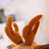 peluche-cerf-geant-jouet-en-peluche-doux-et-realiste-2a-2 Deux bois de renne en peluche brun, l'un est tourné vers la gauche, l'autre vers la droite.