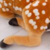 peluche-cerf-geant-jouet-en-peluche-doux-et-realiste-3a-2 Gros plan sur la patte d'un cerf en peluche brun avec des taches blanches.