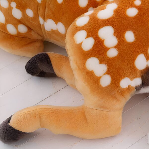 peluche-cerf-geant-jouet-en-peluche-doux-et-realiste-3a-2 Gros plan sur la patte d'un cerf en peluche brun avec des taches blanches.
