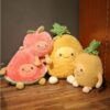 Peluches en forme de fruits souriants : une pastèque, une pomme et deux ananas.