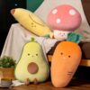 Coussins en forme de nourriture: banane, champignon, avocat et carotte. Parfaits pour décorer un canapé ou une chambre d'enfant.