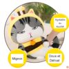 Une peluche de chat en forme de abeille, avec un visage mignon et une fourrure douce. La peluche est habillée d'un costume jaune avec des bandes noires. Elle a des yeux noirs et un nez rose. La peluche est parfaite pour les câlins et les jeux. Elle est douce au toucher et de haute qualité.