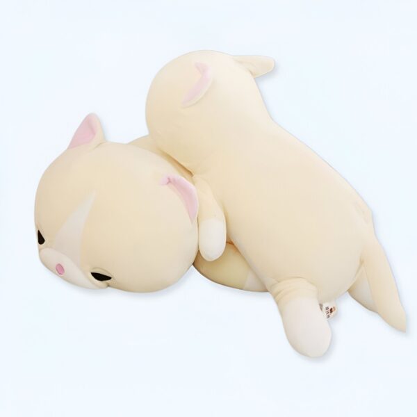 Deux peluches en forme de chat, l'une allongée sur le dos et l'autre couchée sur le ventre, toutes deux avec des yeux noirs et des oreilles roses.