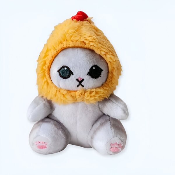 Peluche de chat gris avec une capuche jaune en fourrure et de petites pattes roses.