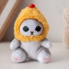 Une peluche de lapin blanc avec une crinière de lion jaune portant des petites pattes roses.