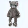 Peluche de chat gris avec de grands yeux bleus et des griffes blanches.