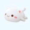 peluche-chat-blanc-kawaii-mignon-et-calin-ideal-pour-les-enfants-1a-3 Un adorable chat en peluche blanc avec des joues roses et des yeux marrons, couché sur le ventre.