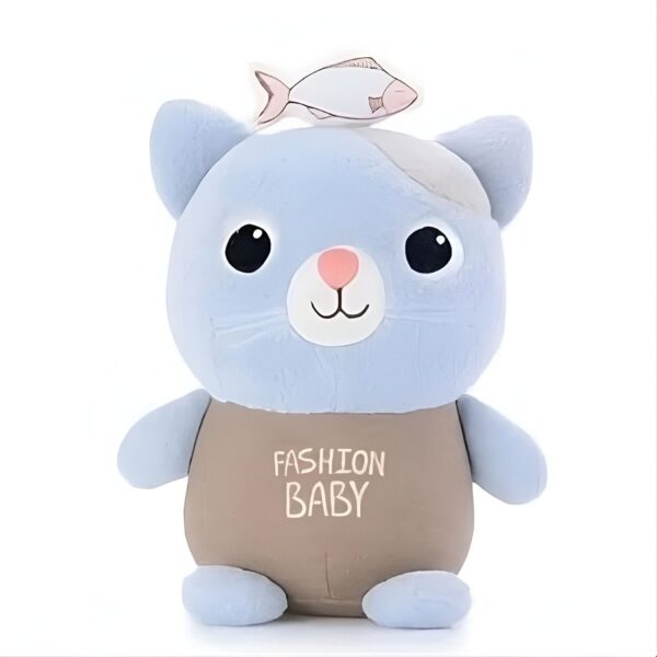 Un chat en peluche bleu avec un poisson sur la tête, portant un t-shirt marron avec l'inscription "Fashion Baby".