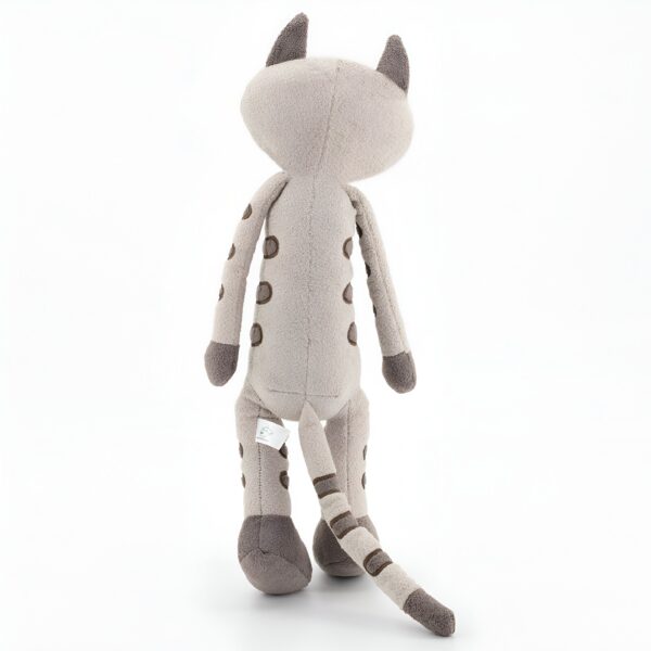 Peluche de chat gris avec des points marrons sur le dos, vue de dos.