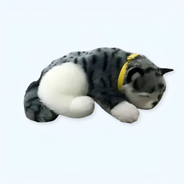 Un chat en peluche gris et blanc couché sur le côté, avec un collier jaune.