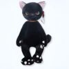 peluche-chat-noir-halloween-jouet-doux-et-confortable-1a Peluche de chat noir avec des yeux jaunes et des coussinets roses.