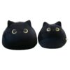 Deux gros peluches en forme de chat noir avec de grands yeux jaunes.