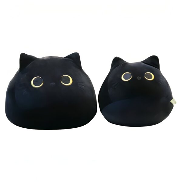 Deux gros peluches en forme de chat noir avec de grands yeux jaunes.