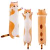 Coussin en forme de chat moelleux et mignon, parfait pour décorer un canapé ou un lit. Trois vues du coussin sont présentées.