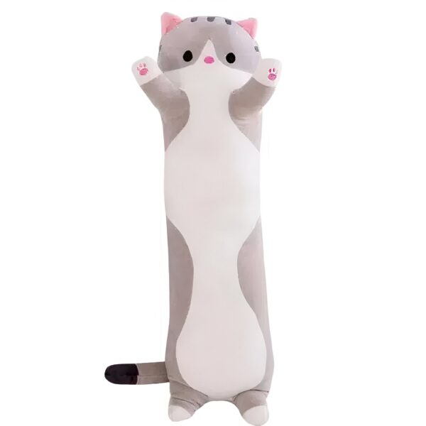 Un oreiller en forme de chat gris avec des pattes roses et une queue noire.