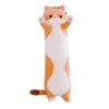 Un oreiller en forme de chat orange avec des pattes roses.