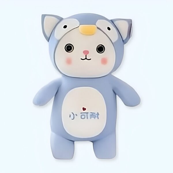 peluche-chat-pingouin-jouet-enfant-cadeau-doux-1a Une peluche bleue en forme de chat avec un petit cœur rouge sur le ventre.