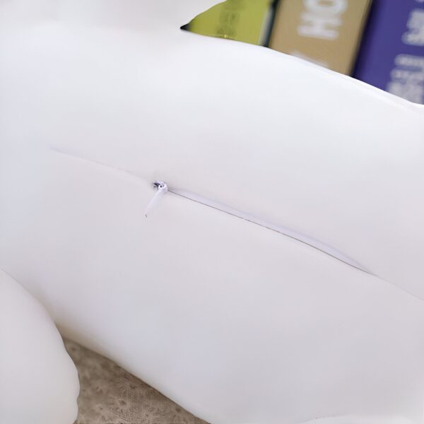 Fermeture éclair blanche sur un coussin blanc.