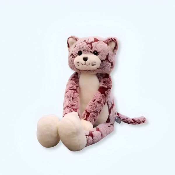 Une peluche de chat rose et blanc assise sur un fond blanc.