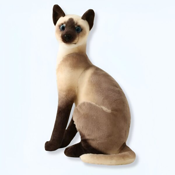 peluche-chat-siamois-gris-jouet-doux-et-calin-lavable-en-machine-1a-2 Un chat siamois en peluche assis, regardant vers la caméra avec des yeux bleus.