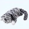 peluche-chat-tigre-gris-endormi-jouet-doux-pour-bebe-1a-4 Un chat en peluche gris et noir dormant sur le ventre.