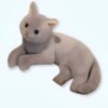 peluche-chat-toute-douce-1a-4 Peluche gris en forme de chat couché sur le ventre.