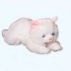Un adorable chaton blanc en peluche avec des yeux bleus et des oreilles roses.