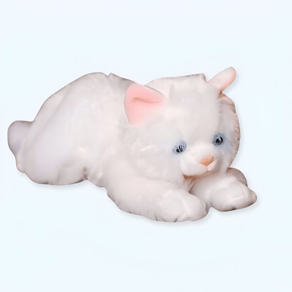 peluche-chaton-blanc-1a-4 Un adorable chaton blanc en peluche avec des yeux bleus et des oreilles roses.