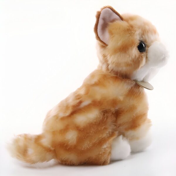 peluche-chaton-tout-doux-2a-2 Peluche chat roux et blanc assis sur un fond blanc.