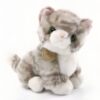 peluche-chaton-tout-doux-3a-2 Une peluche de chat gris et blanc avec des yeux verts, portant une étiquette de la marque "Myoni" sur la poitrine.