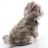 peluche-chaton-tout-doux-4a-2 Peluche de chat gris et blanc assis sur un fond blanc.