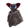 Une chauve-souris en peluche grise avec des yeux bleus et des oreilles rouges, enveloppée dans ses ailes.
