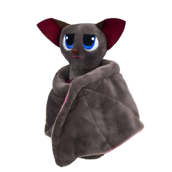 Une chauve-souris en peluche grise avec des yeux bleus et des oreilles rouges, enveloppée dans ses ailes.