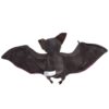 Une chauve-souris en peluche grise avec des ailes roses.