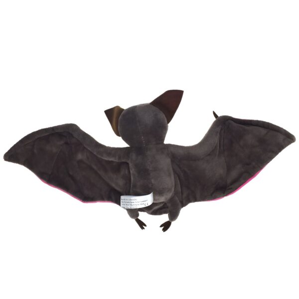 Une chauve-souris en peluche grise avec des ailes roses.