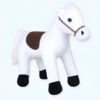 Cheval en peluche blanc avec une selle marron et une bride dorée.